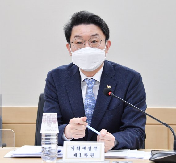 [서울=뉴시스] 이억원 기획재정부 차관이 10일 서울 종로구 정부서울청사에서 경제안보 핵심품목 TF 제3차 회의를 주재하고 있다. (사진=기획재정부 제공) 2021.12.10. photo@newsis.com *재판매 및 DB 금지