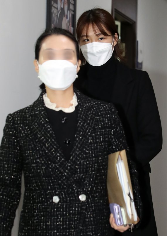 [서울=뉴시스] 조수정 기자 = 여자프로배구 IBK기업은행 세터 조송화 선수가 10일 오전 서울 마포구 상암동 한국배구연맹에서 열린 무단 이탈 관련 상벌위원회에 출석하고 있다. (공동취재사진) 2021.12.10. chocrystal@newsis.com