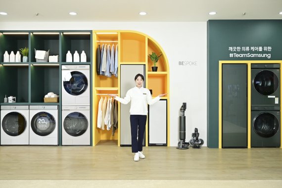 삼성전자는 광주 김대중컨벤션센터에서 열리는 ‘2021 국제 IoT·가전·로봇박람회’에 참가해 '비스포크'(BESPOKE) 가전과 '스마트싱스'(SmartThings)를 기반으로 연결성이 한층 강화된 스마트홈을 선보였다. /뉴스1