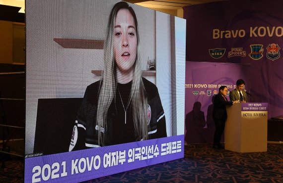 IBK기업은행의 유니폼을 입게 된 레베카 라셈. (한국배구연맹 제공)