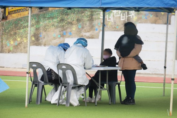 10일 오후 인천 미추홀구청 운동장에 설치된 선별진료소에서 코로나19 변이 오미크론 집단감염이 발생한 인천 한 교회의 외국인 신도들이 코로나19 검사를 받고 있다. 뉴시스 제공.