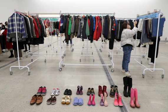 [서울=뉴시스] 박진희 기자 = 국립현대미술관은 세계적인 설치미술가이자 사회운동 실천가로 활동하는 중국 출신 작가 아이 웨이웨이(Ai Weiwei, 艾未未) 개인전 '아이 웨이웨이: 인간미래' 개막을 앞둔 10일 서울 종로구 국립현대미술관 서울관에 난민과 인권 문제를 다룬 작가의 대표작 '빨래방'(2016)이 전시되어 있다. 난민들의 옷과 신발 등 물품으로 구성된 이 작품은 작가가 그리스와 마케도니아 국경에 위치했던 이도메니 난민캠프에서 수집한 것이다. 전시는 2022년 4월 17일까지. 2021.12.10. pak7130@news