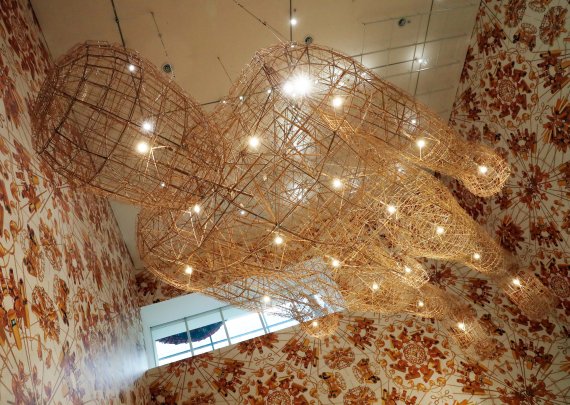 [서울=뉴시스] 박진희 기자 = 국립현대미술관은 세계적인 설치미술가이자 사회운동 실천가로 활동하는 중국 출신 작가 아이 웨이웨이(Ai Weiwei, 艾未未) 개인전 '아이 웨이웨이: 인간미래' 개막을 앞둔 10일 서울 종로구 국립현대미술관 서울관에 작품 '옥의'(2015)가 전시되어 있다. '옥의'는 중국 한나라 시대 황제의 무덤에서 발견된 ‘옥으로 된 갑옷(玉衣)’에서 유래한 작품으로, 대나무로 연을 만드는 중국 전통 기법으로 제작됐다. 전시는 2022년 4월 17일까지. 2021.12.10. pak7130@newsis.com