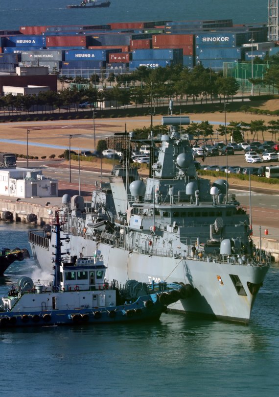 [부산=뉴시스] 하경민 기자 = 독일 해군의 브란덴부르크급 호위함인 '바이에른함'(F217·3600t)이 2일 오전 부산 남구 해군작전사령부 부산작전기지에 입항하고 있다. 이 함정은 길이 138.8m, 폭 16.7m, 속도 29노트이며, 200여 명의 승조원이 탑승하고 있다. 독일 함정이 국내에 입항한 것은 2002년 이후 19년 만이다. 2021.12.02. yulnetphoto@newsis.com