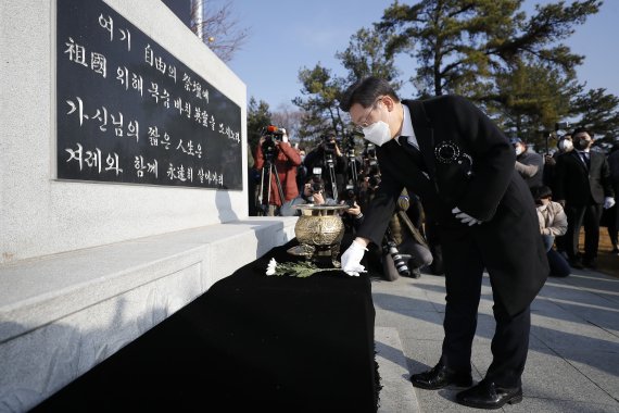 이재명 더불어민주당 대선 후보가 11일 경북 칠곡군 다부동 전적기념관을 방문해 구국용사 충혼비에서 헌화하고 있다. 사진=뉴시스