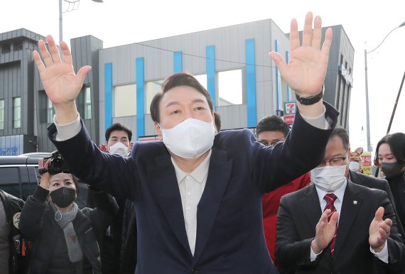 윤석열 국민의힘 대선 후보가 11일 오전 강원 속초시 대포어촌계 어업인복지회관에서 열린 강원도 살리기 현장 간담회에 참석하며 지지자들의 환호에 손들어 화답하고 있다. /사진=뉴스1