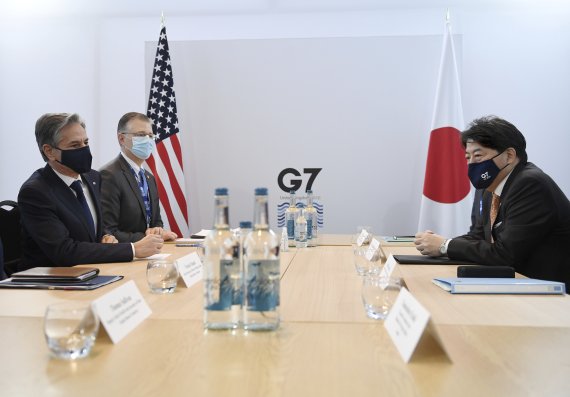 토니 블링컨 미국 국무 장관(왼쪽 첫번째)와 하야시 요시마사 일본 외무상이 11일(현지시간) 영국에서 열린 주요7개국) 외교·개발장관회의 때 별도의 회담을 하는 모습. AP뉴시스