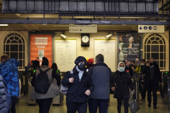 코로나19 오미크론 변이 확산으로 영국이 마스크 착용을 다시 의무화한 지난 달 30일(현지시간) 런던 템플 지하철역에서 사람들이 마스크를 쓰고 걷고 있다. 뉴시스 제공