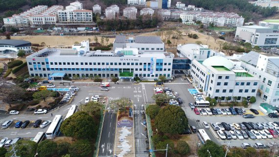 [거제=뉴시스] 신정철 기자= 경남 거제시는 오는 20일부터 식당·카페, PC방 등 접종증명·음성확인제(방역패스) 의무적용시설 14종에 대한 수기명부 단독 운영이 불가하며, 전자출입명부 또는 안심콜과 병행 사용해야 한다고 12일 밝혔다. 사진은 거제시창 전경.(사진=뉴시스DB).2021.12.12. sin@newsis.com