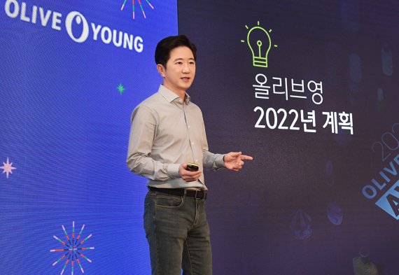 구창근 CJ올리브영 대표가 지난 10일 '2021 올리브영 미디어 커넥트' 간담회에서 올리브영의 주요 성과와 사업 전략에 대해 발표하고 있는 모습(올리브영 제공).© 뉴스1
