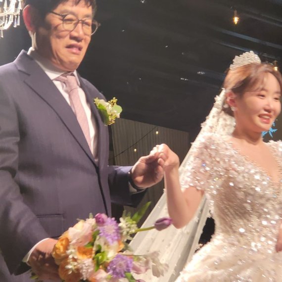 Lee Yeon-bok, the wedding congratulations of Lee Kyung-kyu's daughter “This  is the first wedding”