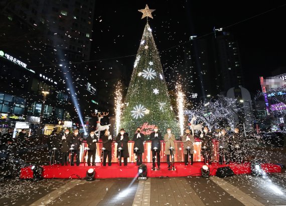 대전 유성구가 지난 10일 온천공원 워터스크린 앞에서 개최한 성탄절 트리 점등식 모습. 이 행사는 오는 31일까지 일정으로 진행되는 유성온천 겨울문화행사의 시작을 알렸다.