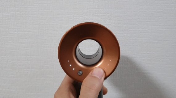 다이슨 슈퍼소닉™ 헤어드라이어의 바람 세기와 온도를 조절하는 모습. © News1 정상훈 기자