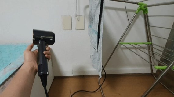 다이슨 슈퍼소닉™ 헤어드라이어의 바람 세기별로 수건이 날리는 모습. © News1 정상훈 기자