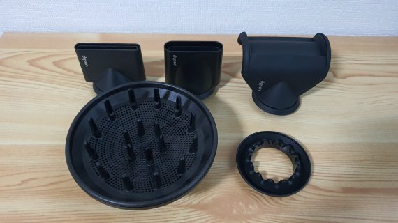 다이슨 슈퍼소닉™ 헤어드라이어의 다섯가지 노즐. 왼쪽 상단부터 시계방향으로 Δ스타일링 콘센트레이터 Δ스무딩 노즐 Δ플라이어웨이 노즐 Δ젠틀 드라이 노즐 Δ디퓨저. © News1 정상훈 기자