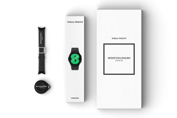 삼성전자와 디자이너 브랜드 '우영미 파리(WOOYOUNGMI PARIS)'가 협업한 '웨어러블 우영미 에디션'.(삼성전자 제공) 2021.11.18/뉴스1