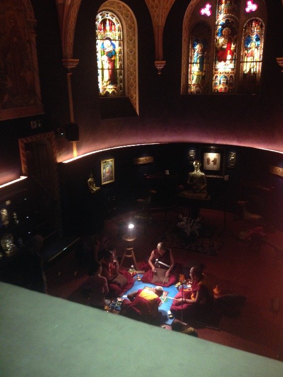 만다라를 만들고 있는 티베트 승려들. © 신정숙 통신원