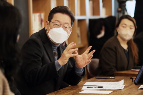 (성주=뉴스1) 오대일 기자 = 매타버스(매주 타는 민생버스) 다섯번째 행선지로 고향인 대구·경북(TK)을 찾은 이재명 더불어민주당 대선 후보가 13일 오전 경북 성주군 별동네 작은도서관에서 열린 '지역경제와 지역화폐' 국민반상회에서 참석자들과 대화하고 있다. 2021.12.13/뉴스1 /사진=뉴스1화상