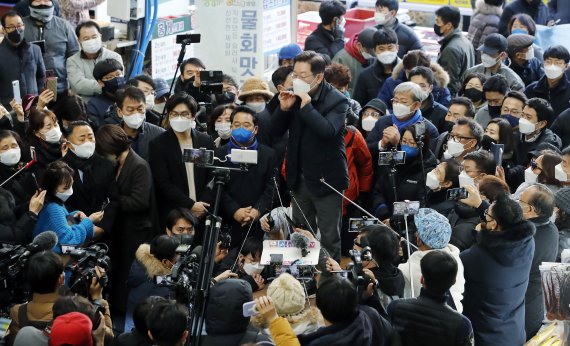 [포항=뉴시스] 최동준 기자 = 이재명 더불어민주당 대선 후보가 13일 경북 포항시 죽도시장을 방문해 연설하고 있다. 2021.12.13. photocdj@newsis.com <저작권자ⓒ 공감언론 뉴시스통신사. 무단전재-재배포 금지.> /사진=뉴시스화상