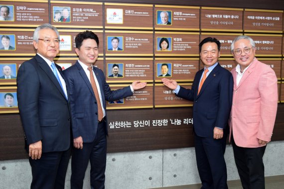 지난 2016년 아들 최영찬 대표(왼쪽 두번째)의 가입으로 부산 2호 아너소사이어티 부자 회원이 된 최금식 회장(왼쪽 세번째)이 지난 5월 31일 신정택 회장(왼쪽 첫번째)에 이어 제11대 부산사회공동모금회 회장을 맡았다. 사진=선보공업 제공