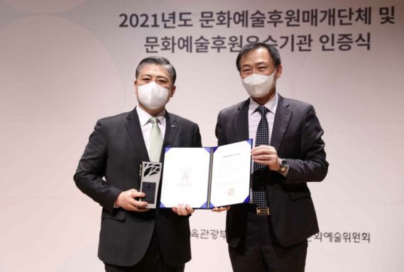 사진설명 : 지난 12월10일 진행된 ‘2021 문화예술후원 우수기관 인증식’에사 KH 필룩스 한우근 대표(왼쪽)가 윤성천 문체부 예술정책관(오른쪽)으로부터 문화예술후원 우수기관 인증서 를 받고 있다.