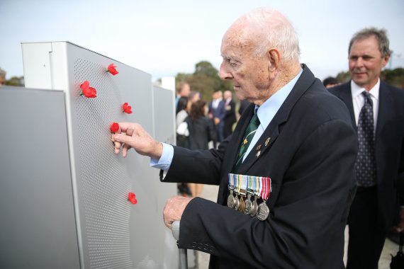 2일(현지시간) 호주 멜버른에서 열린 6.25전쟁 참전기념비 제막식에서 참전용사가 참전비를 살펴보고 있다. (국가보훈처 제공) 2019.5.2/뉴스1