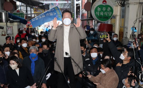 고향인 대구·경북(TK)을 찾은 이재명 더불어민주당 대선 후보가 12일 오후 경북 김천시 황금시장을 방문해 상인들에게 지지를 호소하고 있다. 2021.12.12/뉴스1 © News1 오대일 기자 /사진=뉴스1