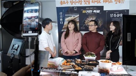 네이버 라이브 커머스에서 아이템을 소개하고 있는 '꼬마네 반찬가게' 사장님과 '희귀한 족발' 사장님