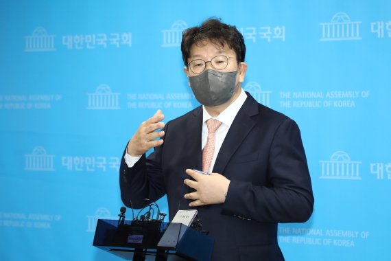 권성동 국민의힘 종합지원총괄본부장이 9일 서울 여의도 국회 소통관에서 노재승 공동선대위원장 사퇴 관련 취재진 질문에 답변하고 있다. 공동취재사진, 뉴시스.