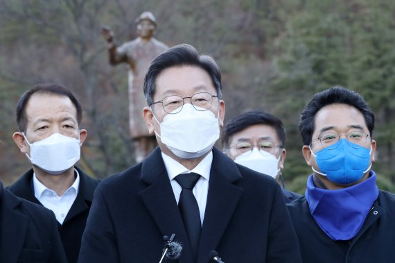 이재명 더불어민주당 대선 후보가 13일 오후 경북 포항시 남구 포항공과대학교(포스텍)에서 열린 청암 박태준 10주기 추모제에 참석해 박태준 선생에 대한 추모사를 전하고 있다./뉴스1 © News1 공정식 기자 /사진=뉴스1