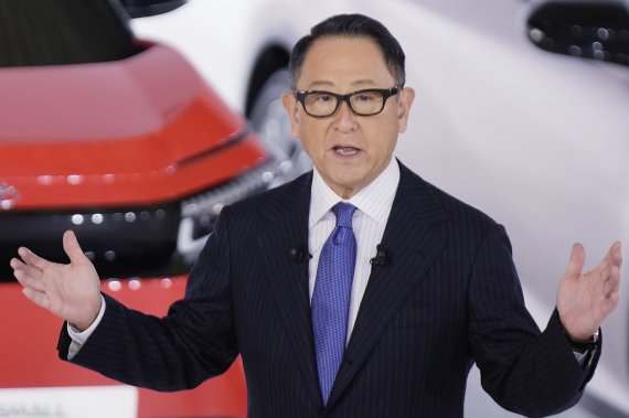 지난해 12월 14일 도요타 자동차의 도요다 아키오 사장 겸 최고경영자(CEO)가 일본 도쿄에서 개최한 배터리, 전기차 전략 설명회에 참석해 발표를 하고 있다. 로이터 뉴스1