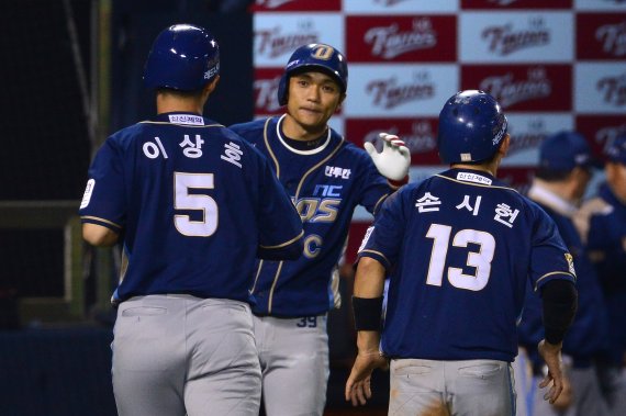 2016년 NC에서 뛸 당시 이종욱과 손시헌. (뉴스1 DB) 2016.10.25/뉴스1 © News1 임세영 기자