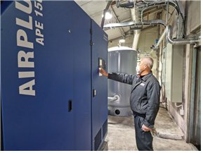 대구염색산업단지의 케이와이 직원이 온실가스 감축을 위해 설치된 최적운전제어 공기압축기 제어시스템을 점검하고 있다. 한국산업단지공단 제공