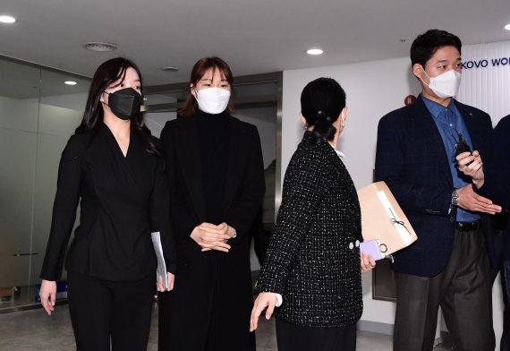 무단이탈로 물의를 일으켰던 IBK기업은행의 세터 조송화(왼쪽 두번째)가 10일 오전 서울 마포구 한국배구연맹(KOVO)에서 열린 상벌위원회에 참석하기 위해 들어서고 있다. 2021.12.10/뉴스1 © News1 권현진 기자