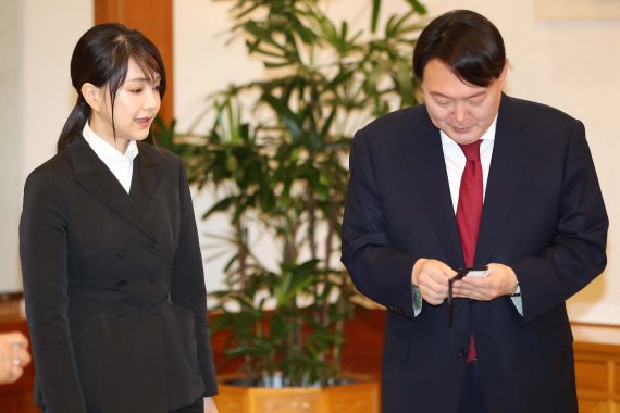 [서울=뉴시스] 박진희 기자 = 윤석열 국민의힘 대선 후보와 부인 김건희 씨가 2019년 7월 25일 청와대 본관에서 열린 검찰총장 임명장 수여식에 참석한 모습. 2021.12.15. pak7130@newsis.com