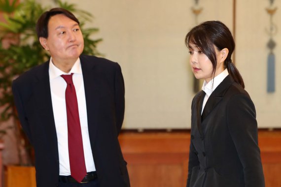 [서울=뉴시스] 박진희 기자 = 윤석열 국민의힘 대선 후보와 부인 김건희 씨가 2019년 7월 25일 청와대 본관에서 열린 검찰총장 임명장 수여식에 참석한 모습. 2021.12.15. pak7130@newsis.com