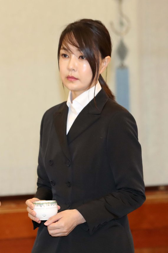 [서울=뉴시스] 박진희 기자 = 윤석열 국민의힘 대선 후보 부인 김건희 씨가 2019년 7월 25일 청와대 본관에서 열린 검찰총장 임명장 수여식에 참석한 모습. 2021.12.15. pak7130@newsis.com