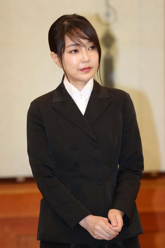 [서울=뉴시스] 박진희 기자 = 윤석열 국민의힘 대선 후보 부인 김건희 씨가 2019년 7월 25일 청와대 본관에서 열린 검찰총장 임명장 수여식에 참석한 모습. 2021.12.15. pak7130@newsis.com