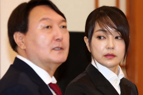 [서울=뉴시스] 박진희 기자 = 윤석열 국민의힘 대선 후보와 부인 김건희 씨가 2019년 7월 25일 청와대 본관에서 열린 검찰총장 임명장 수여식에 참석한 모습. 2021.12.15. pak7130@newsis.com