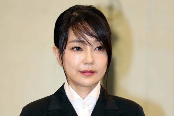 [서울=뉴시스] 박진희 기자 = 윤석열 국민의힘 대선 후보 부인 김건희 씨가 2019년 7월 25일 청와대 본관에서 열린 검찰총장 임명장 수여식에 참석한 모습. 2021.12.15. pak7130@newsis.com