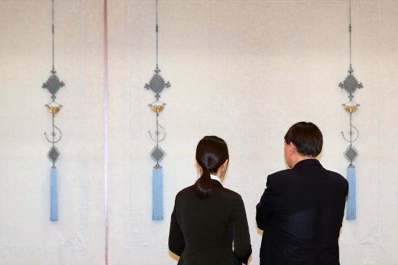 [서울=뉴시스] 박진희 기자 = 윤석열 국민의힘 대선 후보와 부인 김건희 씨가 2019년 7월 25일 청와대 본관에서 열린 검찰총장 임명장 수여식에 참석한 모습. 2021.12.15. pak7130@newsis.com