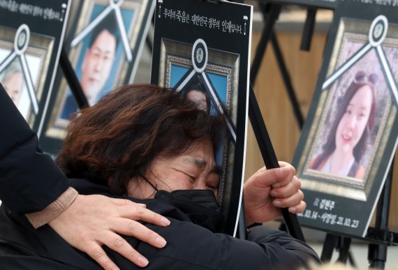 코로나19 백신 피해자가족협의회(코백회) 회원이 11일 서울 서대문구 독립문공원 앞에서 열린 코로나19 백신피해 인과성 인정 촉구 집회에서 고인을 애도하고 있다. 2021.12.11/뉴스1 © News1 김명섭 기자