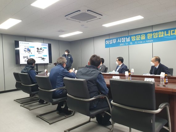 [창원=뉴시스] 강경국 기자 = 허성무 경남 창원시장이 올해 상반기 투자협약 체결 기업인 의창구 국가산단 ㈜올니스(구 에이엔테크) 신설 공장을 방문해 권오홍 대표와 생산관리 파트별 팀장들과 간담회를 갖고 있다. (사진=창원시청 제공). 2021.12.15. photo@newsis.com *재판매 및 DB 금지