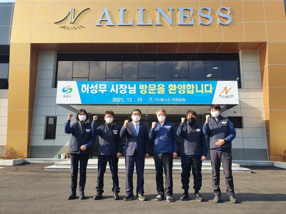 [창원=뉴시스] 강경국 기자 = 허성무 경남 창원시장이 올해 상반기 투자협약 체결 기업인 의창구 국가산단 ㈜올니스(구 에이엔테크) 신설 공장을 방문해 권오홍 대표와 생산관리 파트별 팀장들과 기념촬영을 하고 있다. (사진=창원시청 제공). 2021.12.15. photo@newsis.com *재판매 및 DB 금지