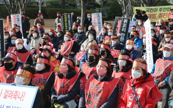 자영업자 단체 '코로나 피해 자영업 총연합'이 15일 오후 부산 연제구 부산시청 광장에서 '코로나 피해 실질보상촉구 정부여당규탄대회' 이름의 전국 순회 릴레이 규탄대회를 열고 있다. 뉴스1