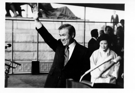 ©대통령 기록관, 1988, 공공누리 제 3유형 개방, '노태우 대통령 취임식 환호 답례'