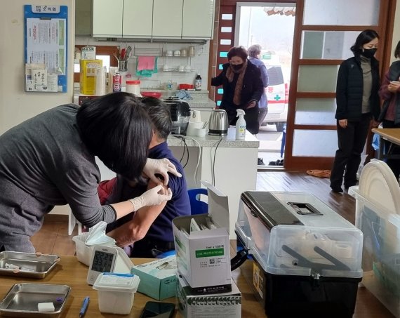 충남 천안시 광덕면 광덕3구 경로당에서 주민들이 코로나19 백신을 맞고 있다.© 뉴스1