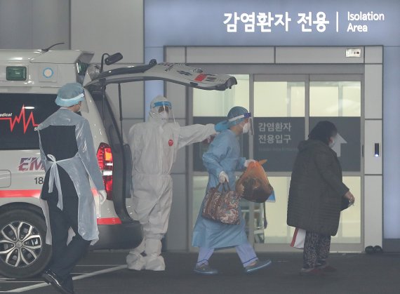 코로나19 신규 확진자가 7850명 발생한 15일 서울 중랑구 서울특별시 서울의료원에서 의료진이 환자를 이송하고 있다. 2021.12.15/뉴스1 © News1 이성철 기자