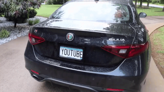 해외 사이트에서 판매 중인 번호판 개조 용품. 리모컨을 조작해 번호판을 가릴 수 있다. /영상=유튜브