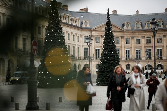프랑스 파리의 방돔 광장에서 15일(현지시간) 시민들이 성탄절 트리 사이를 지나고 있다.로이터뉴스1